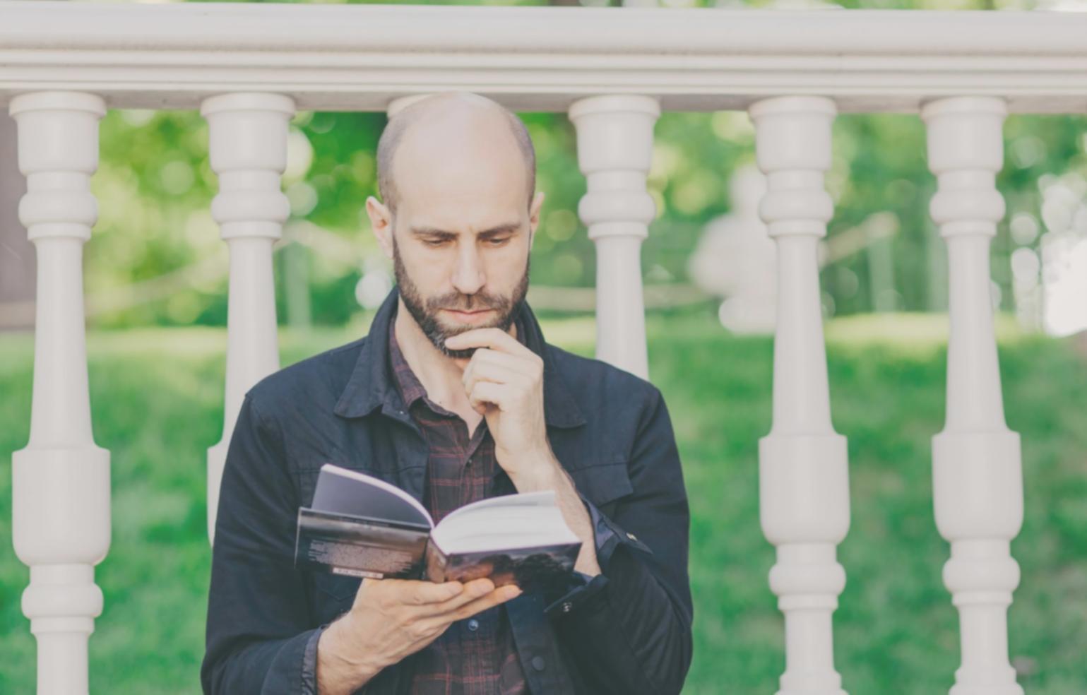 Studenți studiind rapoarte financiare și analize de piață